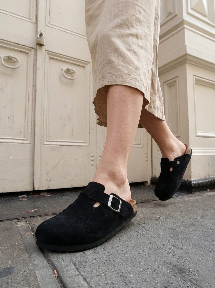 Ortopedik Kapalı Terlik – Hakiki Süet Deri Mantar Taban, Unisex | Siyah — sokakta yaşam tarzı fotoğrafı, Mycorni