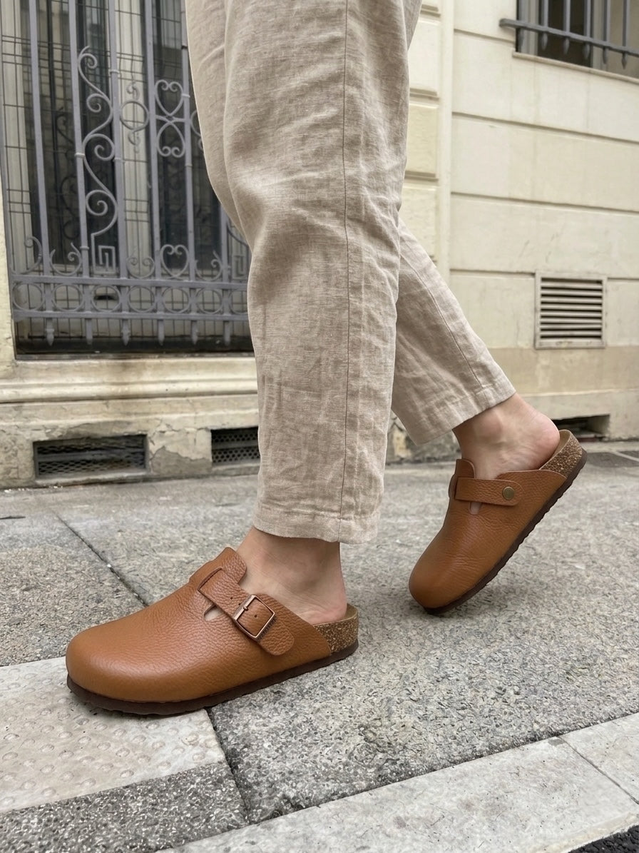 Ortopedik Kapalı Terlik – Hakiki Parlak Deri Mantar Taban, Unisex | Taba — sokakta yaşam tarzı fotoğrafı, Mycorni
