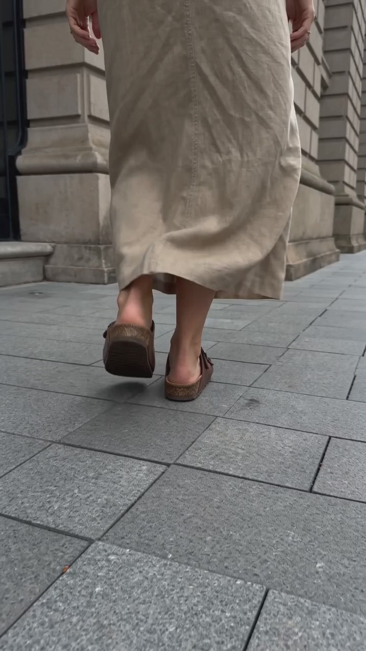 Ortopedik Çift Bantlı Terlik – Hakiki Parlak Deri Mantar Taban, Unisex | Koyu Kahverengi